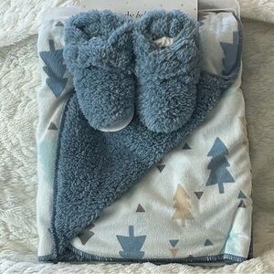 Wendy Bellissimo Baby Blanket and Booties Set